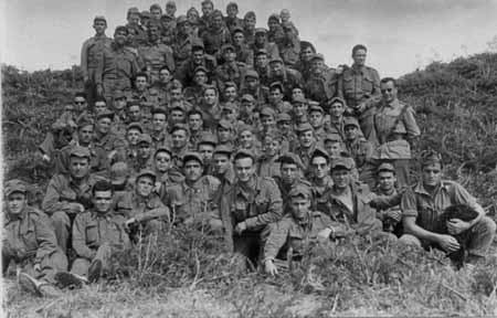 Un d�a el fot�grafo quiso dejar constancia para la posteridad de que eran muchos los que estaban haciendo el gilipollas en aquel campamento llamado Camposoto. Uno de ellos era yo. Premio al que me localice.