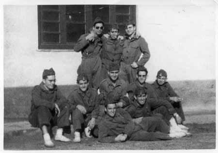 De izda. a dcha.: de pie, Mac�as, Tey y yo; sentados, Pepe Luis, Gargallo, Escot, Quiti�n, Su�rez; tirados en el suelo, Bautista, Facinas